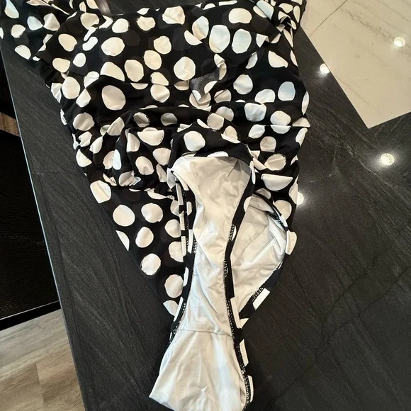 LA BLANCA one-piece swimming suit. Black and white polka dot. - Picture 9 of 13